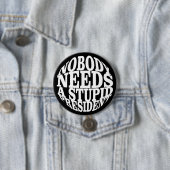 Niemand braucht einen dummen Präsidenten Button (Beispiel)