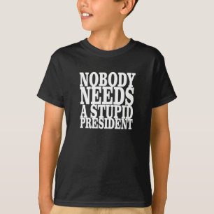 Niemand braucht einen dummen Präsidenten T-Shirt