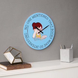 "NIEMAND HAT ERWÄHNT, DASS BÜCHER SO INTERESSANT S GROßE WANDUHR