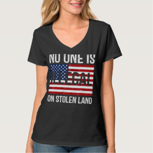 Niemand ist illegal auf der gestohlenen Flagge des T-Shirt