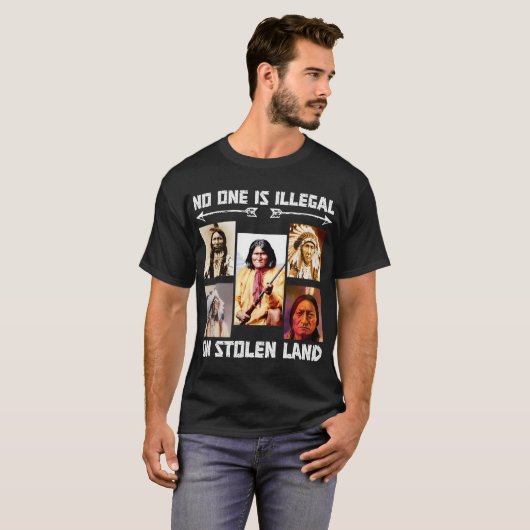 Niemand ist illegal auf gestohlenem Land T-Shirt (Vorne ganz)