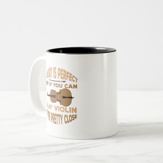 Niemand ist perfekt, aber wenn man Geige spielen k Zweifarbige Tasse (Vorderseite Links)