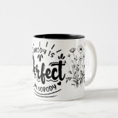 "Niemand ist perfekt: Eine spielerische Leistung a Zweifarbige Tasse (VorderseiteRechts)