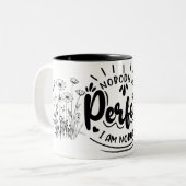 "Niemand ist perfekt: Eine spielerische Leistung a Zweifarbige Tasse (Vorderseite Links)