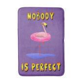 Niemand ist perfekt - Flamingo mit Schwimmring Badematte (Vorderseite Vertikal)