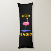 Niemand ist perfekt - Flamingo mit Schwimmring Seitenschläferkissen (Rückseite (Vertikal))