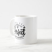 Niemand ist perfekt, ich bin niemand Typografie-Ta Kaffeetasse (Vorderseite Links)