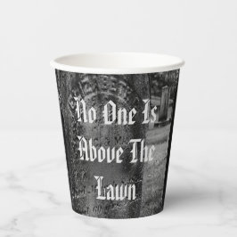 Niemand ist über dem Rasen Pappbecher