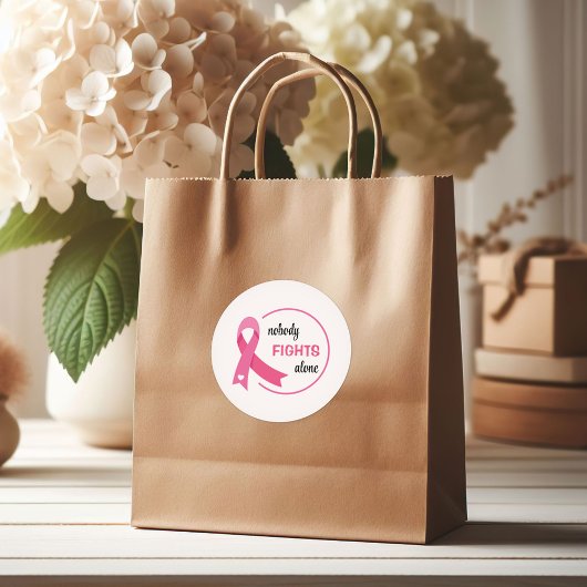 Niemand kämpft allein mit rosa Band Runder Aufkleber
