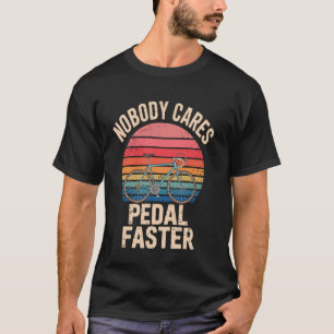 Niemand kümmert sich, tritt schneller Retro-Rennra T-Shirt