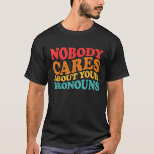 Niemand kümmert sich um deine Pronomen Lustig Sark T-Shirt