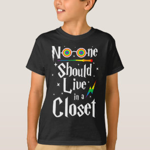 Niemand sollte in einem geschlossenen LGBTQ leben, T-Shirt