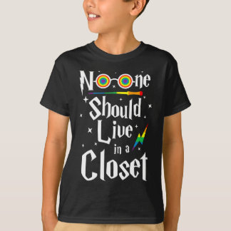 Niemand sollte in einem geschlossenen LGBTQ leben, T-Shirt