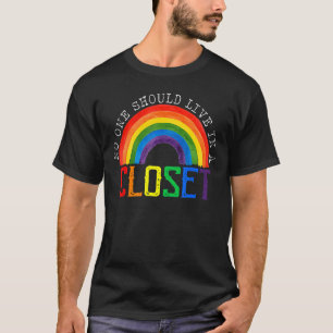 Niemand sollte in einem geschlossenen Regenbogen-G T-Shirt