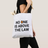 Niemand steht über der Tasche des Gesetzes (Von Nahem)