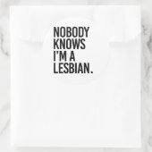 Niemand weiß, dass ich lesbisch bin runder aufkleber (Tasche)