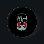 Nierenarzt Urologie Geschenk Gute Hände im Urin Button<br><div class="desc">Funny pun Nieren Urologe Nephrologe Fachleute Urinen gute Hände grafische Nieren zeichnend T-Shirt. Gutes Geschenk für Neprologie- oder Urologie-Profis Dialyselehrer zum Geburtstag,  Wertgutschrift</div>