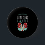 Nierenarzt Urologie Geschenk Gute Hände im Urin Button<br><div class="desc">Funny pun Nieren Urologe Nephrologe Fachleute Urinen gute Hände grafische Nieren zeichnend T-Shirt. Gutes Geschenk für Neprologie- oder Urologie-Profis Dialyselehrer zum Geburtstag,  Wertgutschrift</div>