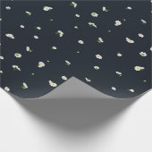 Night Charcoal White Cosmos Floral Pattern Geschenkpapier (Ecke)