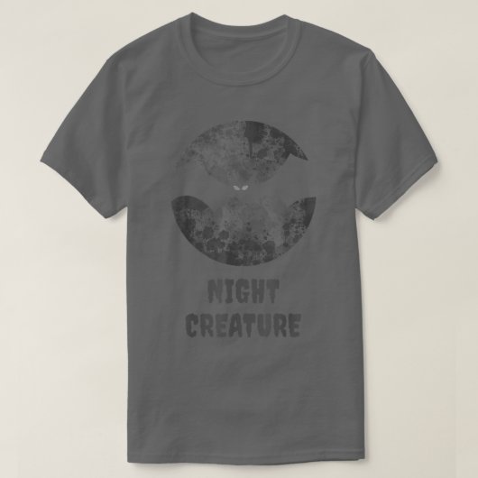 Night Creature Bat & Moon Goth Halloween T-Shirt (Design vorne)