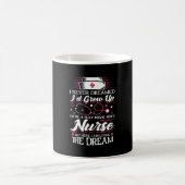 Night Shift Nurse, aber hier lebe ich Kaffeetasse (Mittel)