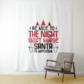 Night Shift Nurse Der Weihnachtsmann beobachtet Wandteppich (Beispiel)