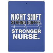 Night Shift Strong Coffee Stronger Nurse – Funny N Klemmbrett (Rückseite)