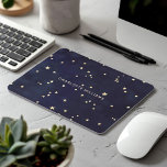 Night Sky Gold Stars Minimalistisch Monogram Mousepad<br><div class="desc">Schöner dunkelblauer Nachthimmel mit einem nahtlosen Muster von Goldstern und einem eleganten Script-Schriftart-Monogramm. Dieser Artikel verbindet sich wunderbar mit anderen passenden Büroartikeln und persönlichen Gegenständen,  die Sie in unserem Shop finden können.</div>
