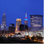 Night Skyline Cleveland OH Fotoskulptur<br><div class="desc">Woll,  die klassische nächtliche Skyline-Aussicht zu haben,  egal wo du bist? 3 D Fotoskulptur von Cleveland,  Ohio klassische Aussicht vom Fluss,  macht ein lustiges Gesprächsstück in Zuhause oder Büro! Auch hier sind Leuchtturmskulpturen (Winter und Sommer) verfügbar.</div>