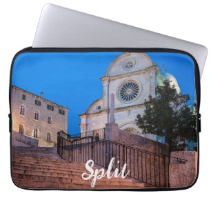 Night view of stairs and church in Split, Croatia Laptopschutzhülle