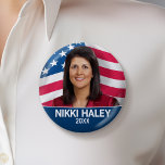 Nikki Haley - Foto der Kampagne unter amerikanisch Button<br><div class="desc">Ein klassisches Design mit einem Foto von Nikki Haley über eine schwungvolle US-Flagge. Das Jahr kann in eine Tagelinie oder Position geändert werden. Ein klassisches Wahlkampfdesign für eine Präsidentschaftswahl.</div>