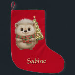 Niko Stiefel für kleine Überraschung Kleiner Weihnachtsstrumpf<br><div class="desc">Kollektion Hystrix Little Thoughts® – Dieser festliche Stiefel zeigt Niko, den kuscheligen Igel, in warmen Rot- und Goldtönen neben einem kleinen Baum. Ideal zum Befüllen mit kleinen Überraschungen, Süßigkeiten oder lieben Gesten, die Kinder und Erwachsene erfreuen. Die sanften Farben und das liebevolle Design bringen Wärme und Freude in die Winterzeit....</div>