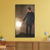 Nikola Tesla Holding A Light Bulb Leinwanddruck (Insitu (Wohnzimmer))