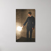 Nikola Tesla Holding A Light Bulb Leinwanddruck (Vorderseite)