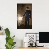 Nikola Tesla Holding A Light Bulb Poster (Heimbüro)
