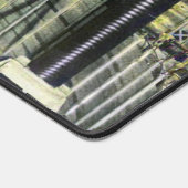 Nikola Tesla sitzt neben seiner hohen Spannung Schreibtischunterlage (Ecke)