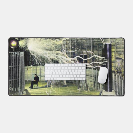 Nikola Tesla sitzt neben seiner hohen Spannung Schreibtischunterlage (Tastatur & Maus)