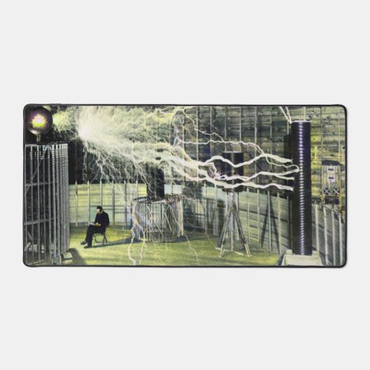 Nikola Tesla sitzt neben seiner hohen Spannung Schreibtischunterlage (Vorderseite)