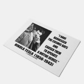 Nikola Tesla spannte das Strahlungs-Gerät vor Fußmatte (Schrägansicht)