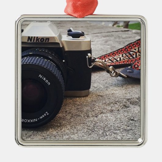 Nikon Film-Kamera Silbernes Ornament (Vorne)