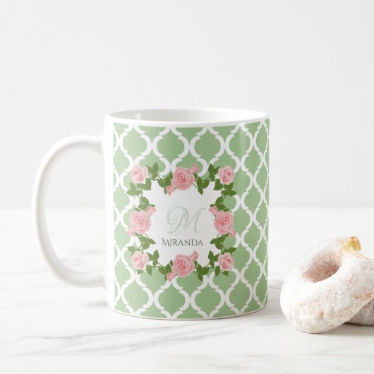 Nil-Grün Quatrefoil rosa Rosen-Monogramm mit Namen Kaffeetasse (Mit Donut)