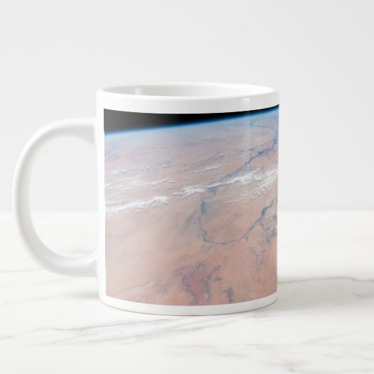 Nile River Winding Northward neben dem Roten Meer Jumbo-Tasse (Links)