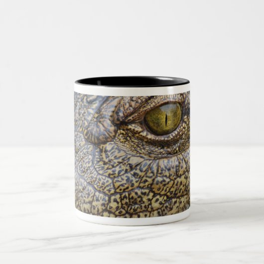 Nilkrokodil aus Afrika Zweifarbige Tasse (Mittel)