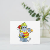 Nilpferd als Feuerwehrmann mit Axt Postkarte (Stehend Vorderseite)