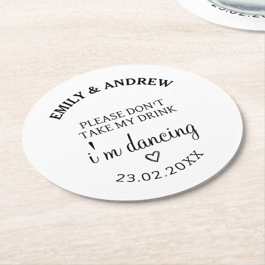 Nimm bitte mein Getränk nicht, ich tanze Hochzeit. Runder Pappuntersetzer (Angewinkelt)