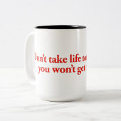 Nimm das Leben nicht zu ernst, du wirst nicht raus Zweifarbige Tasse (Vorderseite Links)