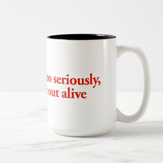 Nimm das Leben nicht zu ernst, du wirst nicht raus Zweifarbige Tasse (Rechts)