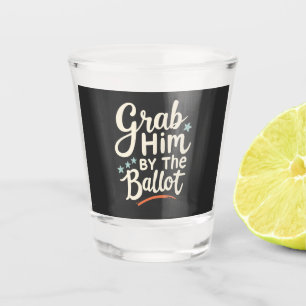 Nimm ihn an den Wahlen zu Trump Schnapsglas