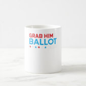 Nimm ihn an der Wahl jobiden kamala ha Kaffeetasse (Mittel)