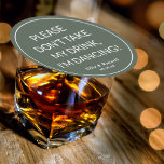 Nimm meinen Drink nicht, ich tanze Hochzeit Runder Pappuntersetzer<br><div class="desc">Lass deinen Gästen,  die ganze Nacht lang mit diesen niedlichen und lustigen Untersetzer zu tanzen,  die mit deinen Namen und deinem Date personalisiert sind. Platzieren Sie einfach auf Ihren Drink.</div>